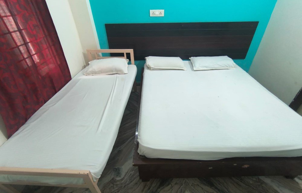 Deluxe Room with Modern Facilities at Kainaat Guest House